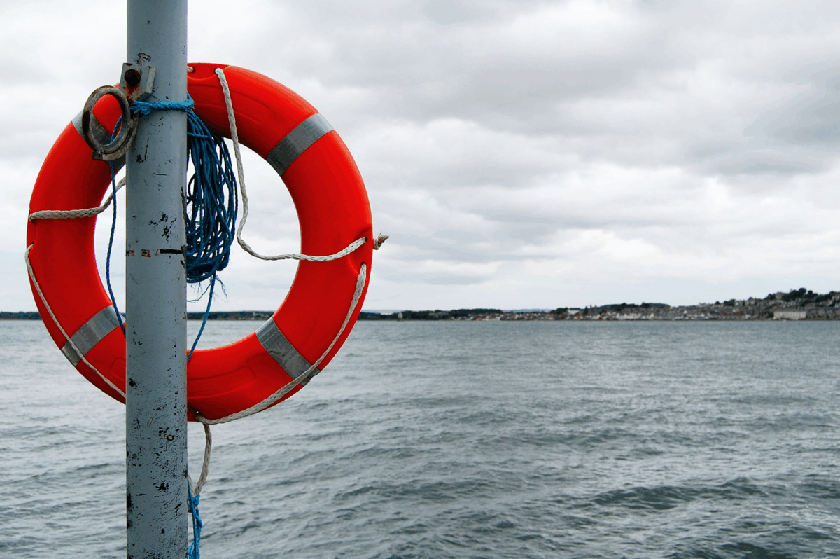 Image of a life ring tied to a pier